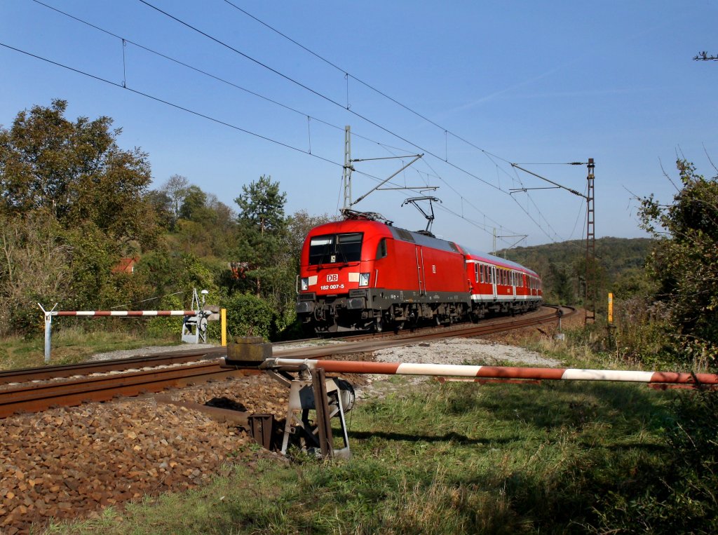 Die 182 007 mit einem RE nach Eisenach am 17.10.2011 unterwegs bei Saaleck.