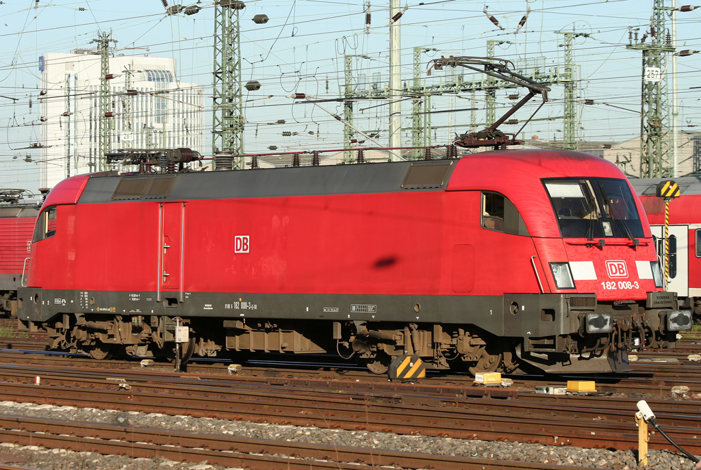 Die 182 008-3 rangiert Lz durch Frankfurt a.M. HBF am 19.08.2010