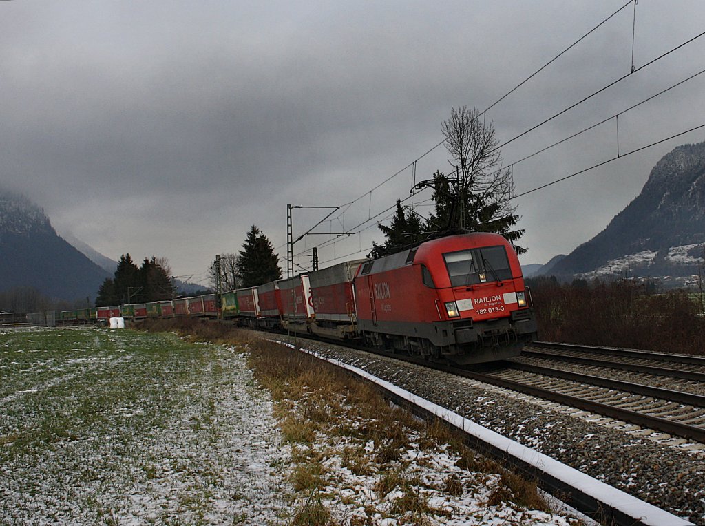 Die 182 013 am 05.12.2009 mit einem KLV-Zug unterwegs bei Niederaudorf. 