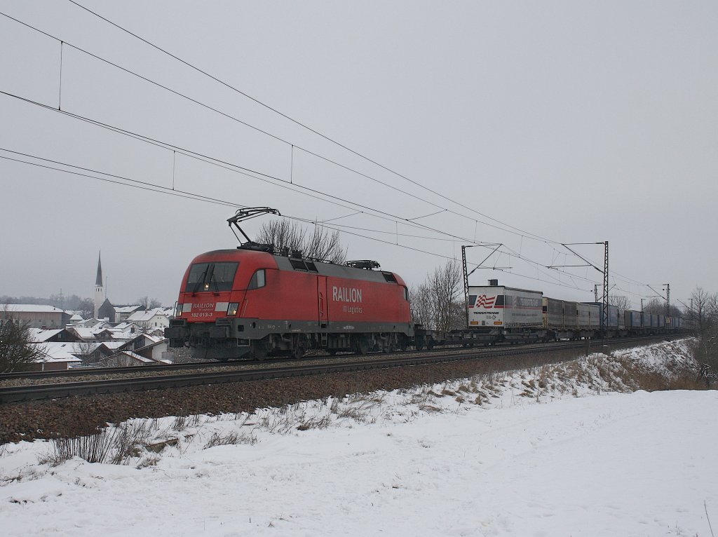 Die 182 013 am 16.01.2010 mit einem KLV-Zug unterwegs bei Ostermnchen. 