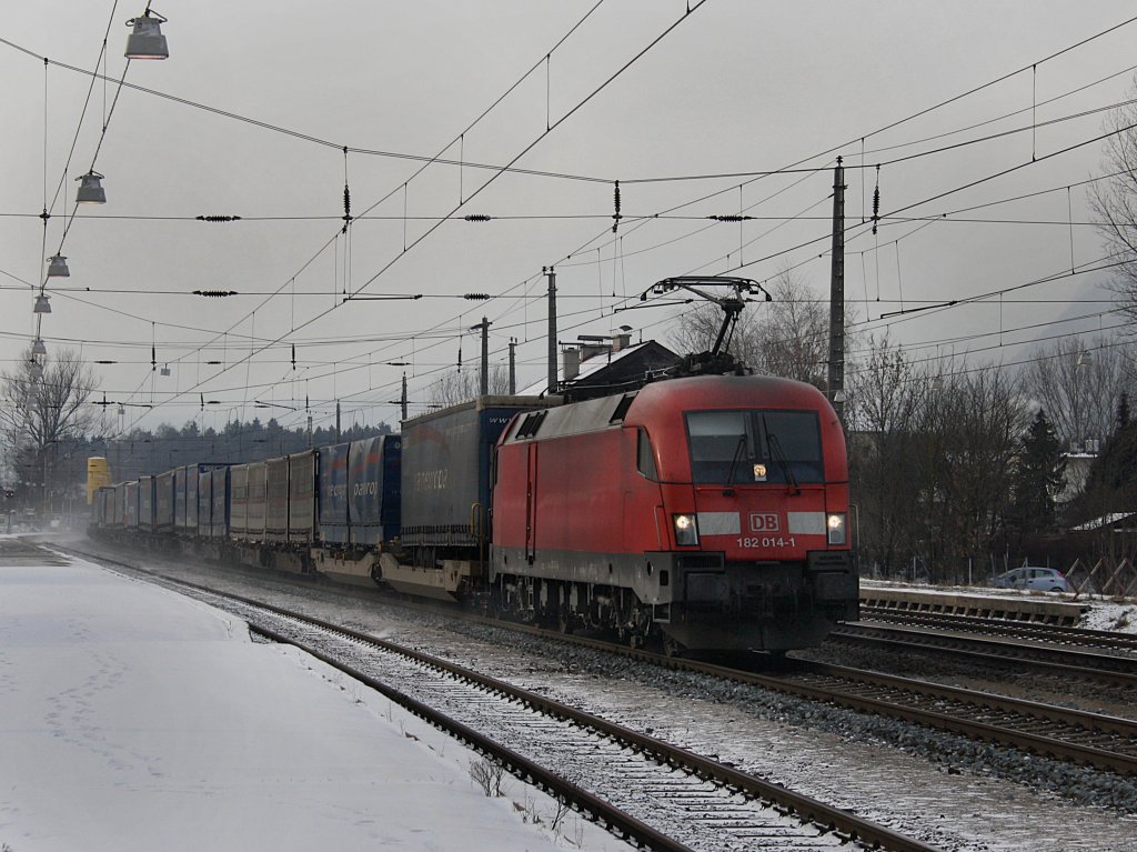 Die 182 014 am 19.12.2009 mit einem KLV-Zug bei der Durchfahrt in Brixlegg. 