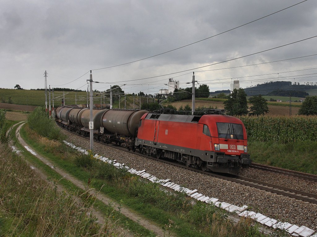 Die 182 014 am 28.08.2010 mit einem Getreidezug unterwegs bei Haiding. 