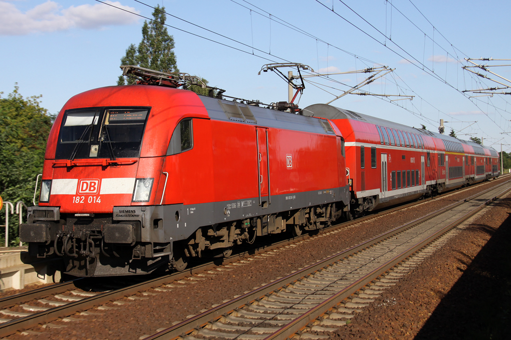 Die 182 014 durchfhrt Albrechtshof mit einem RE nach Cottbus am 14.08.2012