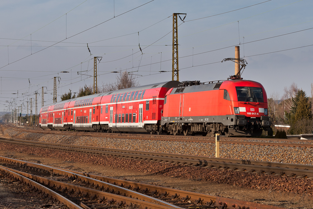 Die 182 017-4 schiebt den RE 16722 in Coswig Richtung Leipzig (09.03.2012)