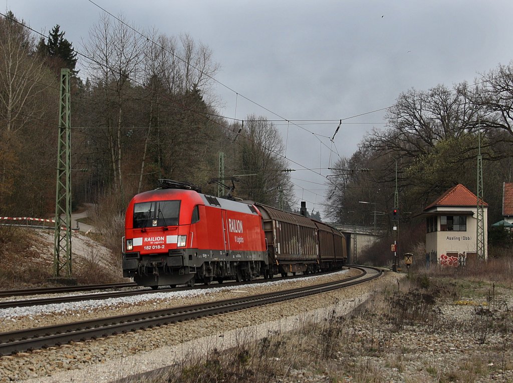 Die 182 018 am 04.04.2009 mit einem Gterzug bei der Durchfahrt in Aling. 