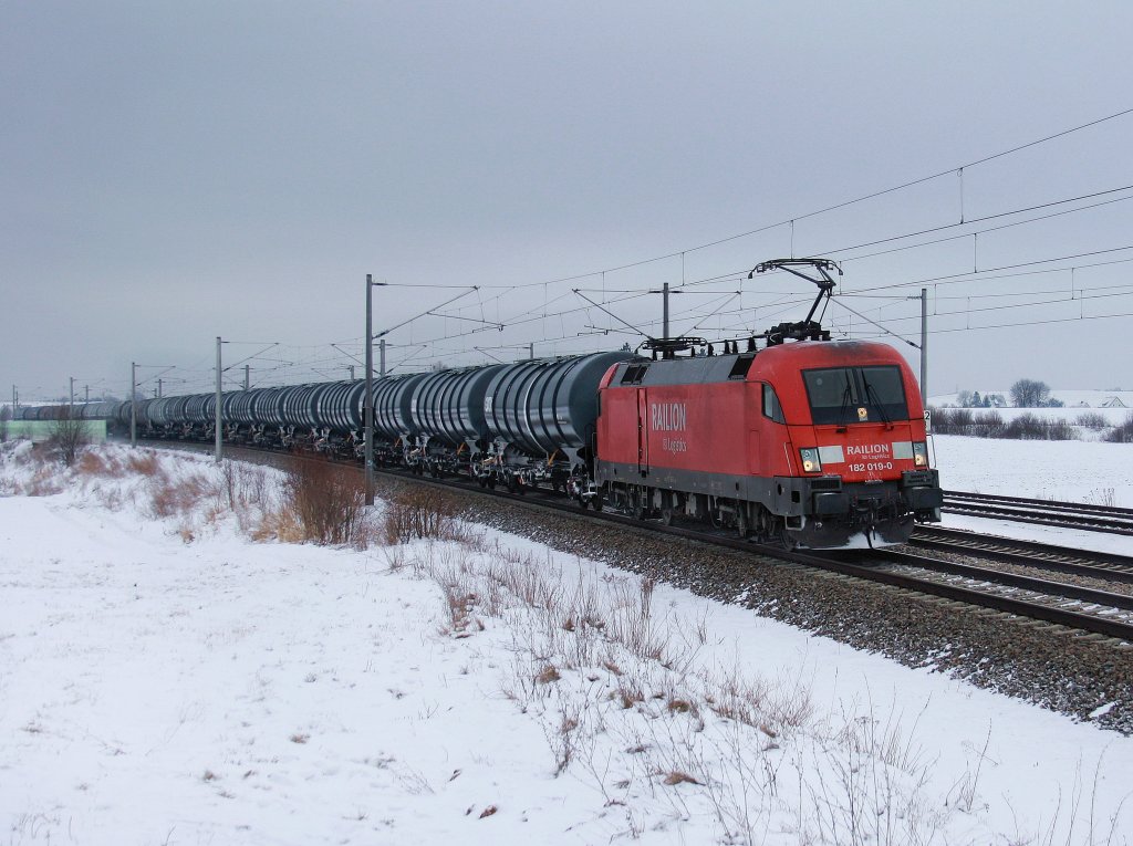 Die 182 019 am 03.01.2011 mit einem Kesselwagenzug unterwegs bei Hebertshausen. 