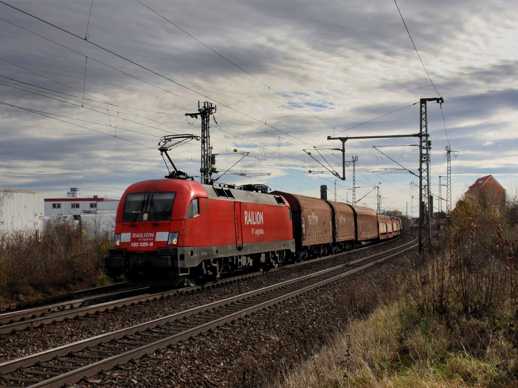 Die 182 020 am 13.11.2010 mit einem Gterzug unterwegs bei Obertraubling. 