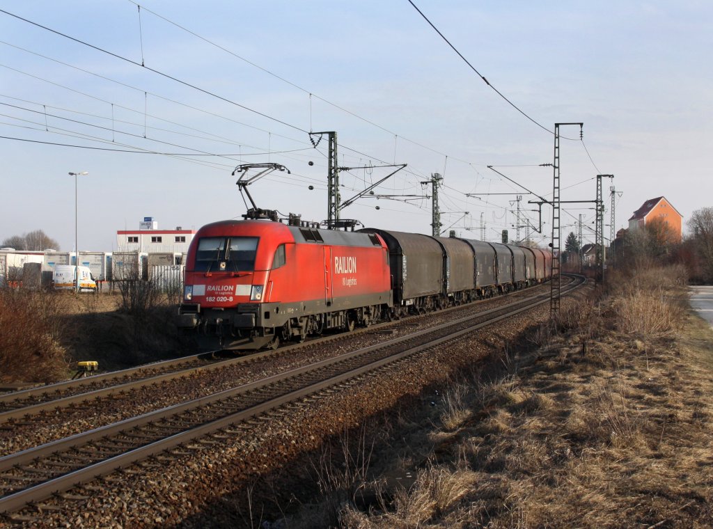 Die 182 020 mit einem Stahlzug am 12.03.2011 bei der Durchfahrt in Obertraubling.