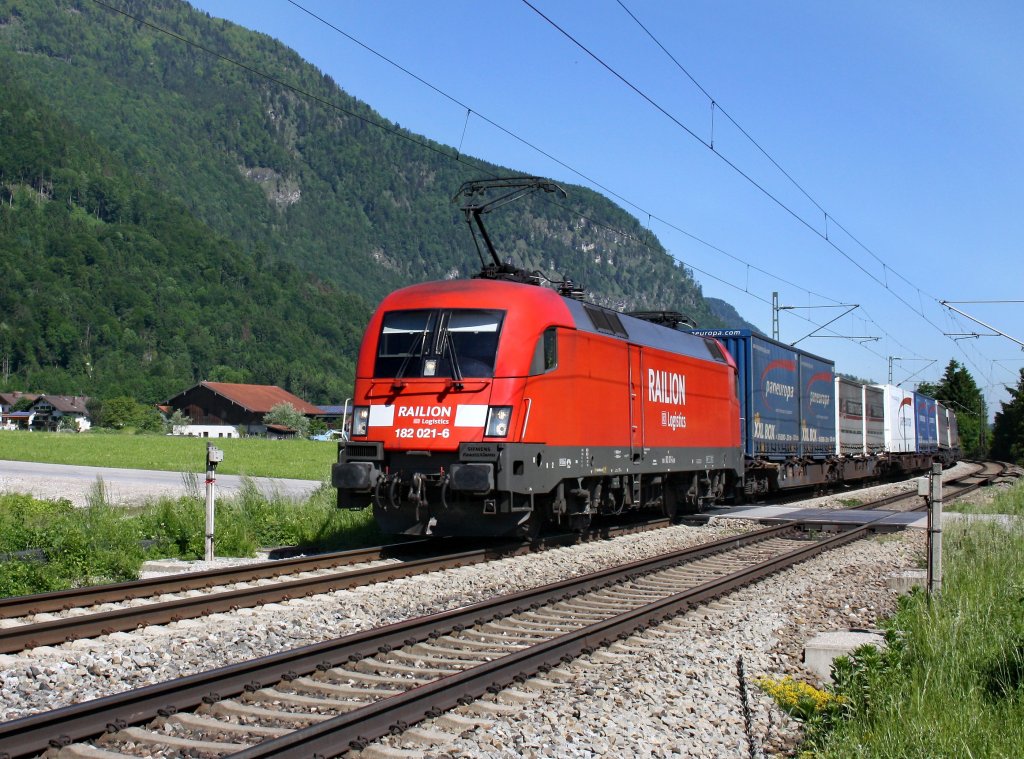 Die 182 021 mit einem KLV-Zug am 05.06.2010 unterwegs bei Niederaudorf.