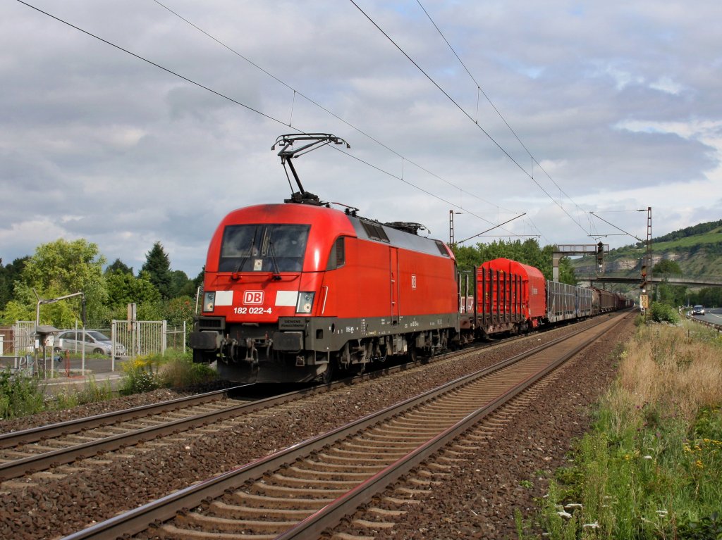 Die 182 022 am 30.07.2011 mit einem Gterzug unterwegs bei Thngersheim. 