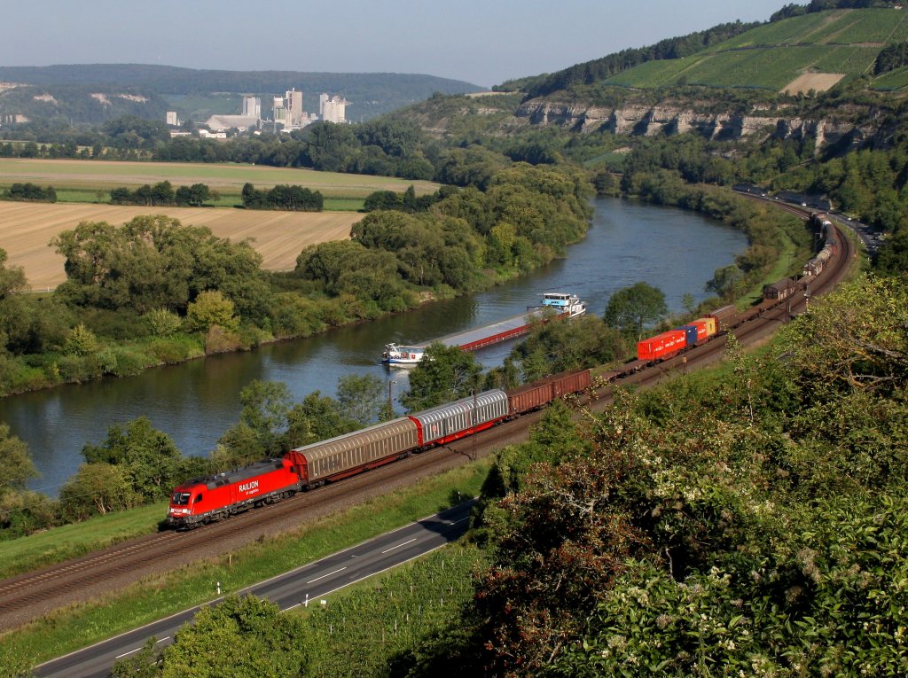 Die 182 025 am 20.08.2011 mit einem Gterzug unterwegs bei Himmelstadt. 