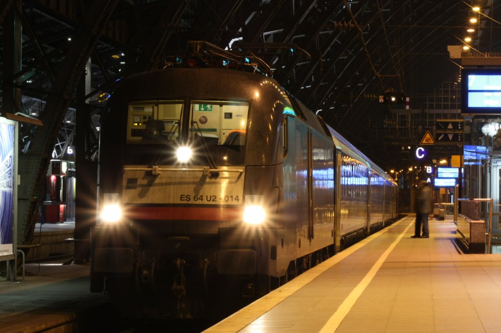 Die 182 514-9 (ES 64 U2- 014) von MRCE war am 18.01.2011 in Kln Hbf vor dem EN421.
