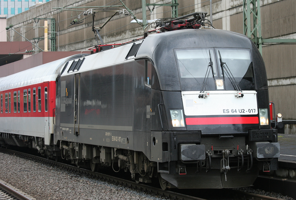 Die 182 517-3 / ES 64 U2 - 017 der MRCE zieht den zu bereitstellenden AZ in Dsseldorf HBF am 07.05.2010 bereit