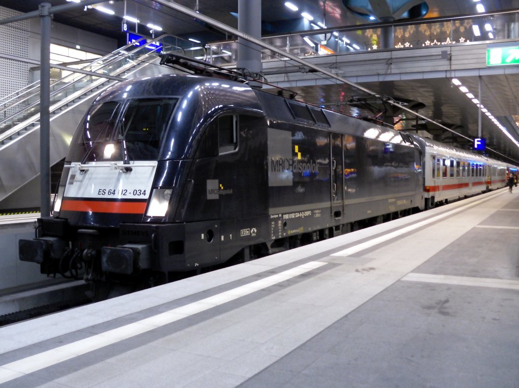 Die 182 534-8 (ES 64 U2-034 der MRCE) mit EC 174 aus Budapest beim Halt in Berlin Hbf nach Hamburg-Altona am 01.01.2011.