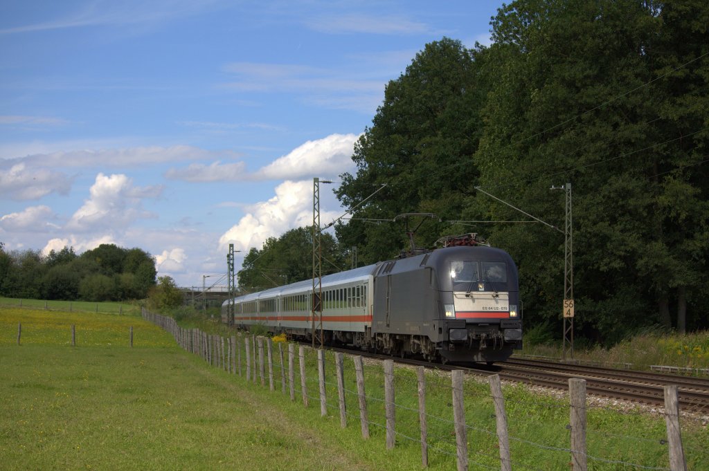 Die 182 570 (ES 64 U2-070) fuhr am 13.08.2011 durch Grokarolinenfeld.