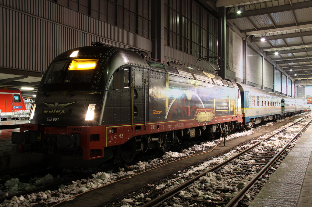 Die 183 001 mit einem RE nach Schwandorf in Mnchen HBF am 14.12.2012