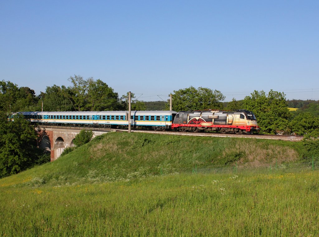 Die 183 001 mit einem ALEX nach Mnchen am 18.05.2013 unterwegs bei Artlkofen.