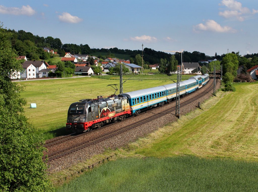 Die 183 001 mit einem ALEX nach Hof am 18.05.2013 unterwegs bei Ergoldsbach.