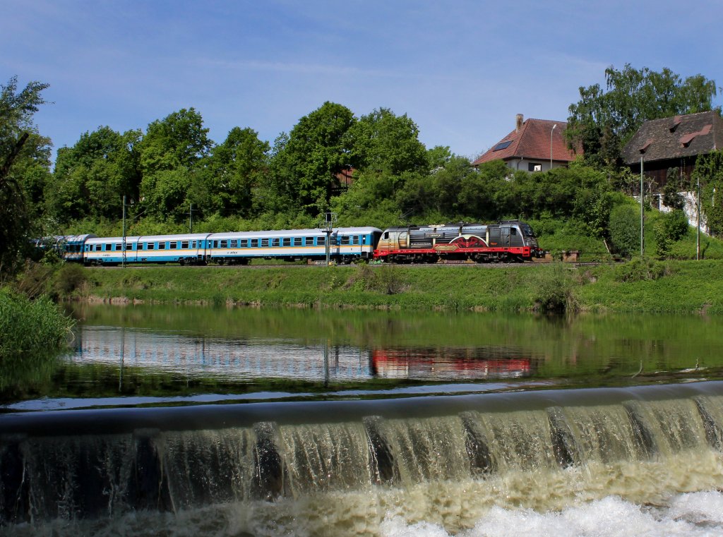 Die 183 001 mit einem ALEX nach Hof am 15.05.2013 unterwegs bei Moosburg.