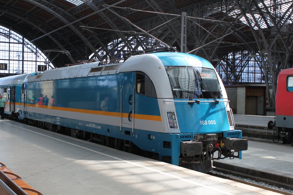 Die 183 003 bei der Einfahrt , in Leipziger Hauptbahnhof , mit 4 Alexwagen und der 02 201 am Zugende , am 02.06.2011