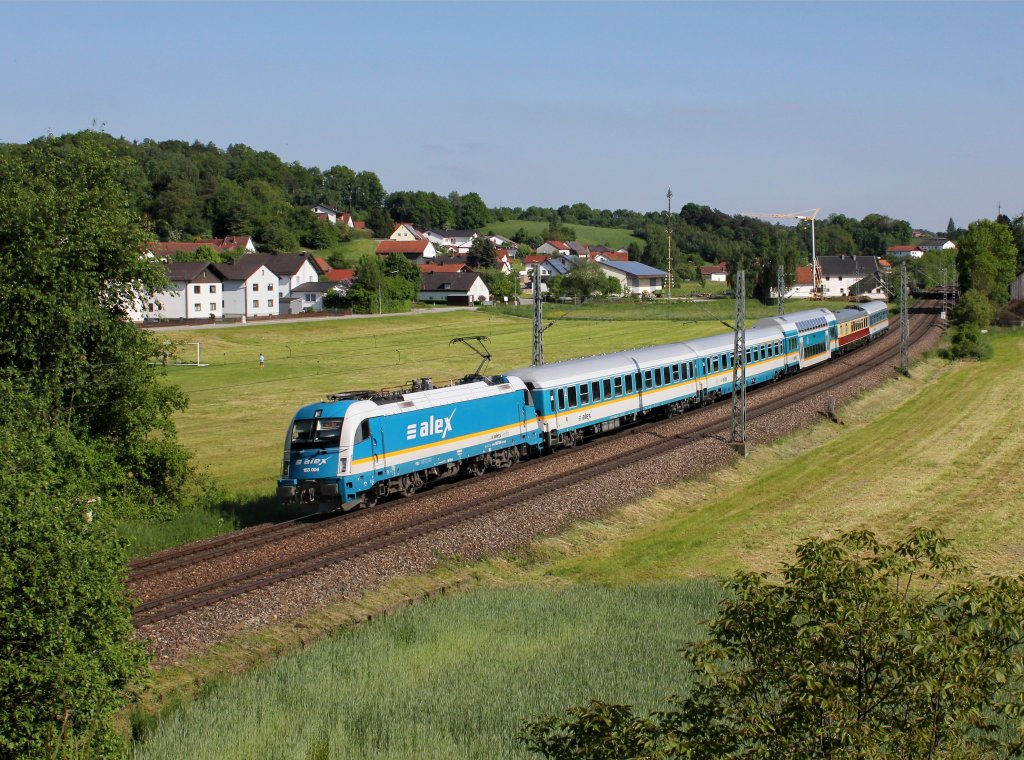 Die 183 004 mit einem ALEX nach Hof am 18.05.2013 unterwegs bei Ergoldsbach.