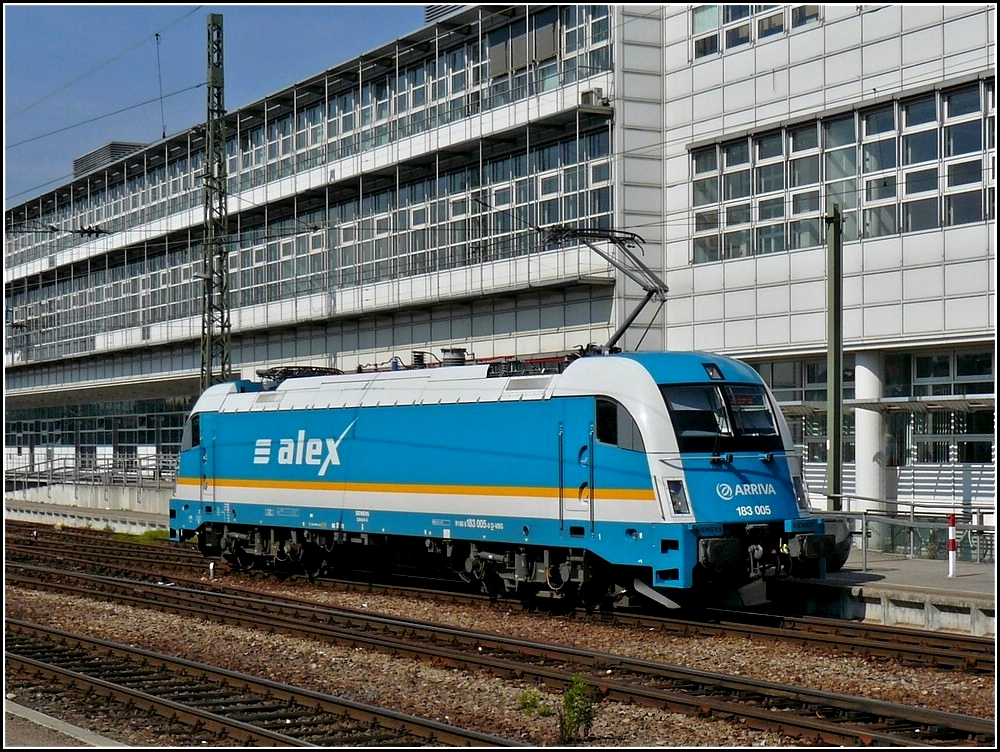 Die 183 005 rangiert am 11.09.2010 im Hauptbahnhof von Regensburg. (Hans)