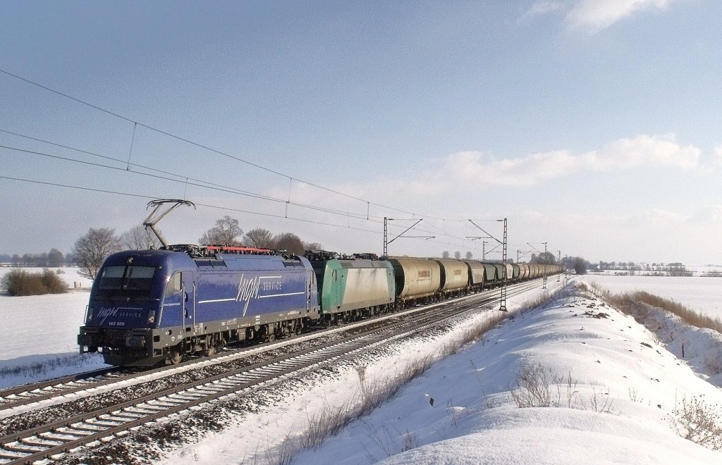 Die 183 500 der MgW Service + 185 517 In Diensten der Rail4Chem mit einem Getreidezug in Aukofen (nhe Regensburg). Datum war der 31.01.2010