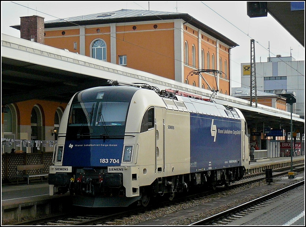 Die 183 704 der Wiener Lokalbahn AG durchfhrt am 17.09.2010 den Hauptbahnhof von Passau. (Hans)
