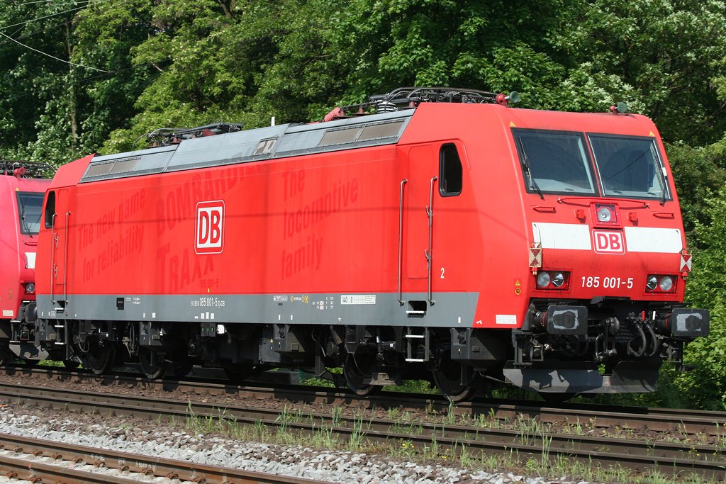 Die 185 001-5 mit ganz frischer HU wird von einem anderen Drehstromer durch Duisburg Neudorf gezogen am 28.05.2010