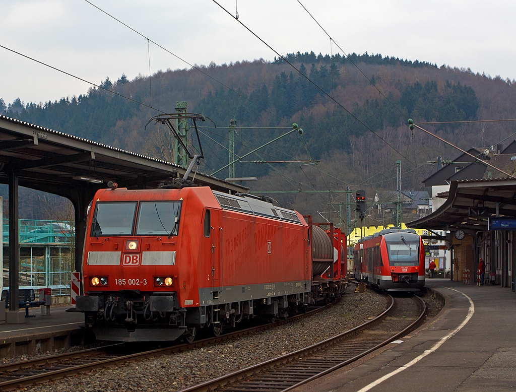 Die 185 002-3  (eine Bombardier TRAXX F140 AC 1) der DB Schenker Rail zieht am 28.03.2013 einen gemischten Gterzug durch den Bahnhof Betzdorf Sieg in Richtung Kln.

Rechts auf Gleis 105 hlt gerade 648 205 / 705 (ein Alstom Coradia LINT 41) der DreiLnderBahn als RB 95 (Betzdorf-Siegen).