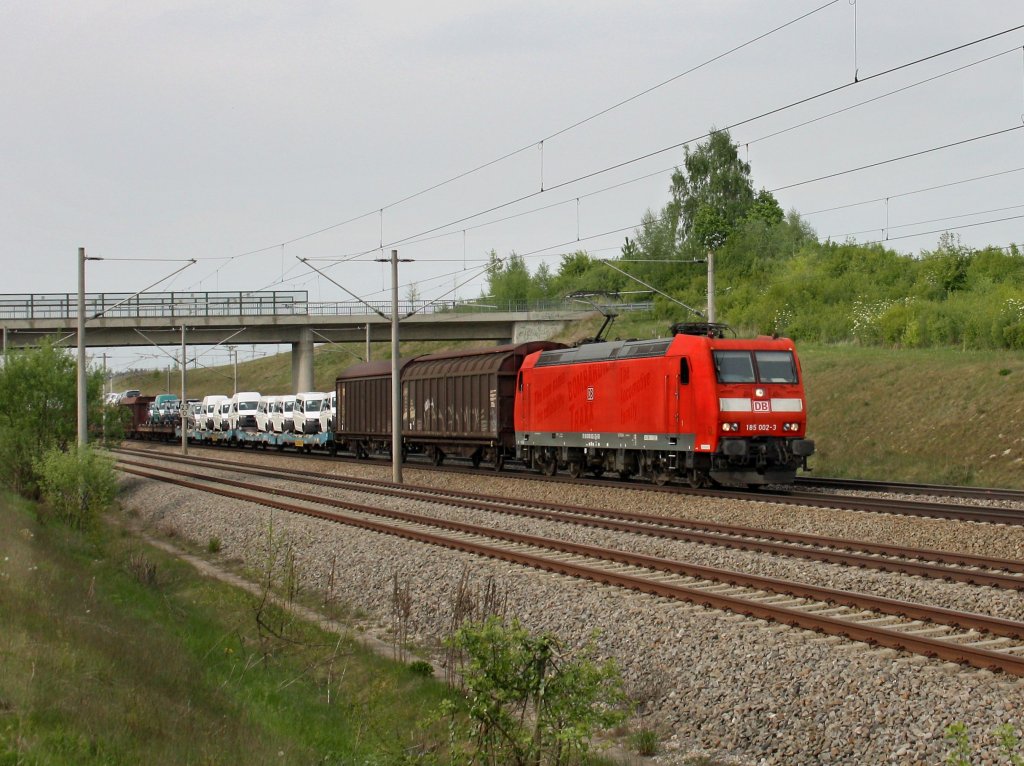 Die 185 002 am 28.04.2011 mit einem Gterzug unterwegs bei Hebertshausen. 