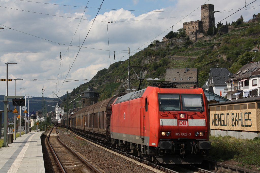Die 185 002 f�hrt am 17.8.11 mit einem G�terzug durch Kaub.
