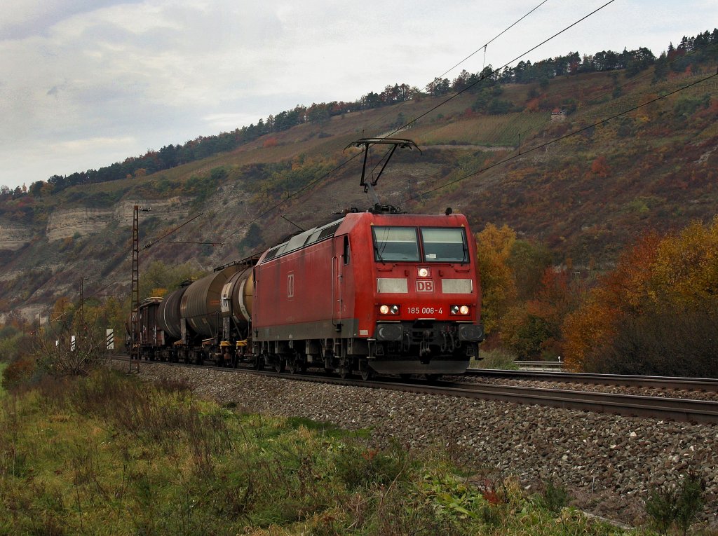 Die 185 006 am 30.10.2010 mit einem Gterzug unterwegs bei Thngersheim.
