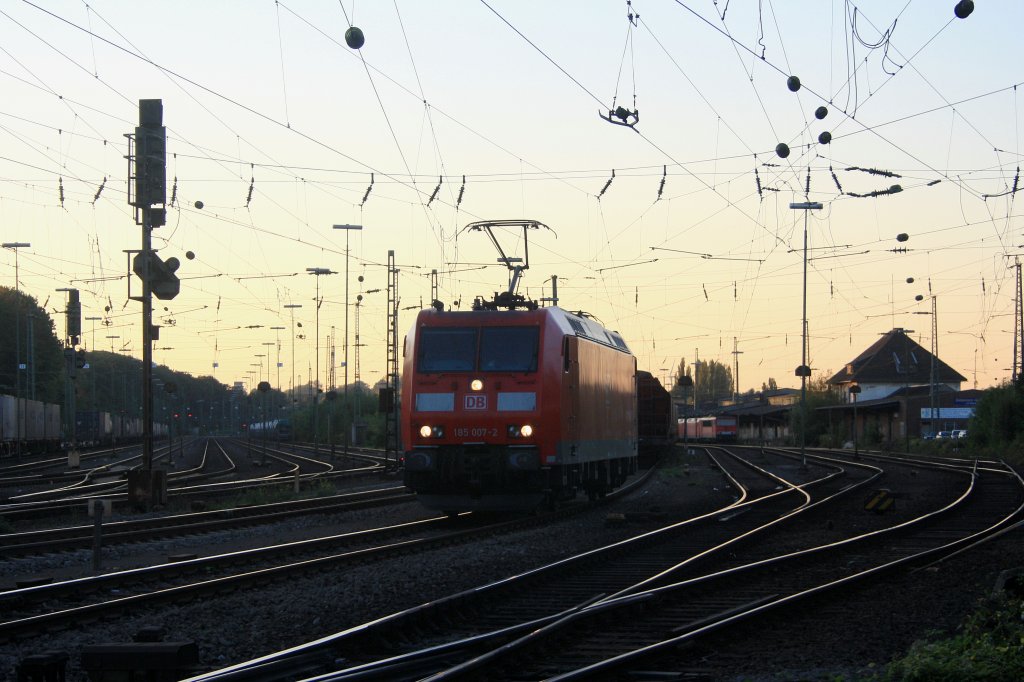 Die 185 007-2 rangiert in Aachen-West bei Abendsonne.
30.9.2011