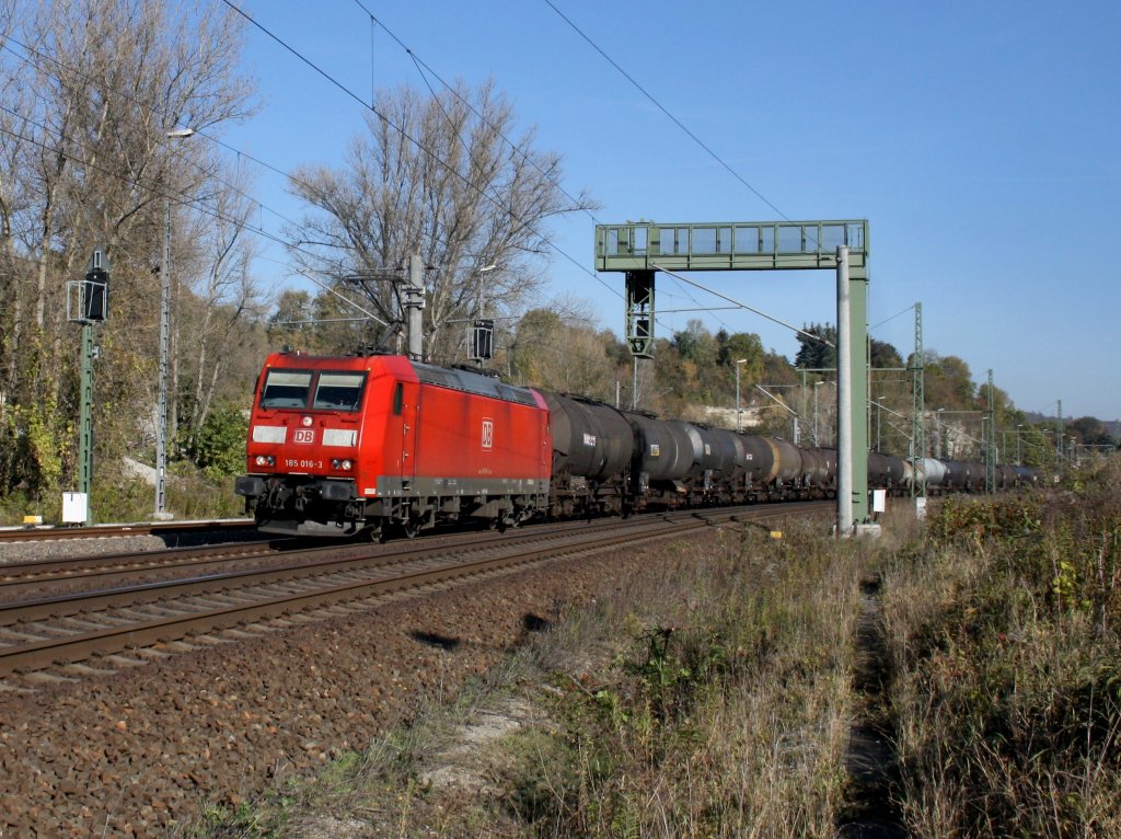Die 185 016 mit einem Kesselwagenzug am 17.10.2011 unterwegs bei Bad Ksen.