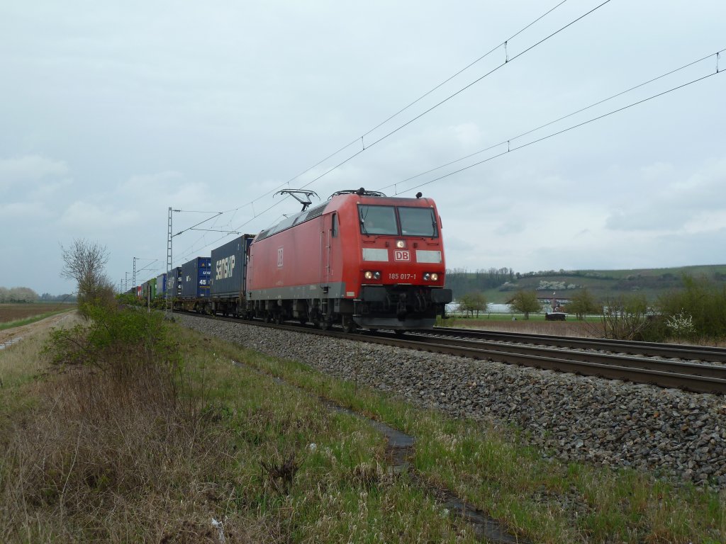 Die 185 017-1 ist am 04.04.12 mit einem KLV-Zug in Richtung Basel unterwegs. In Krze wir sie den Bahnhof Mllheim/Baden durchfahren.