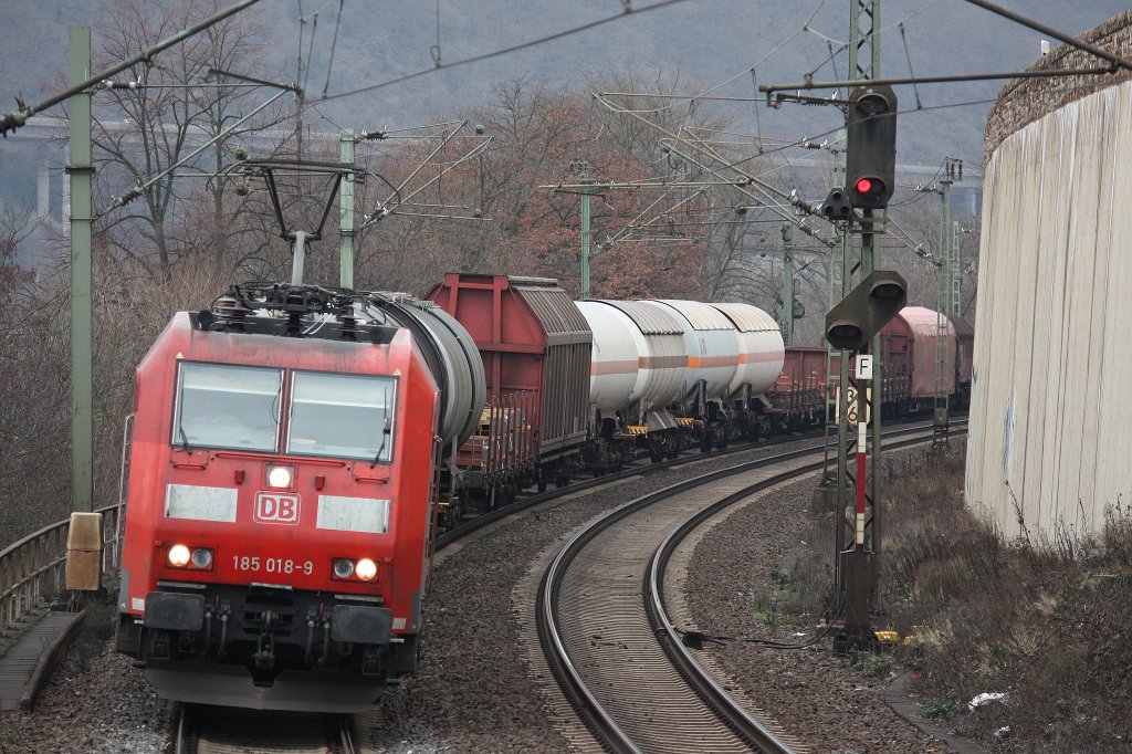 Die 185 018 fuhr am 28.1.12 mit einem gemischten Gterzug durch Leutesdorf.