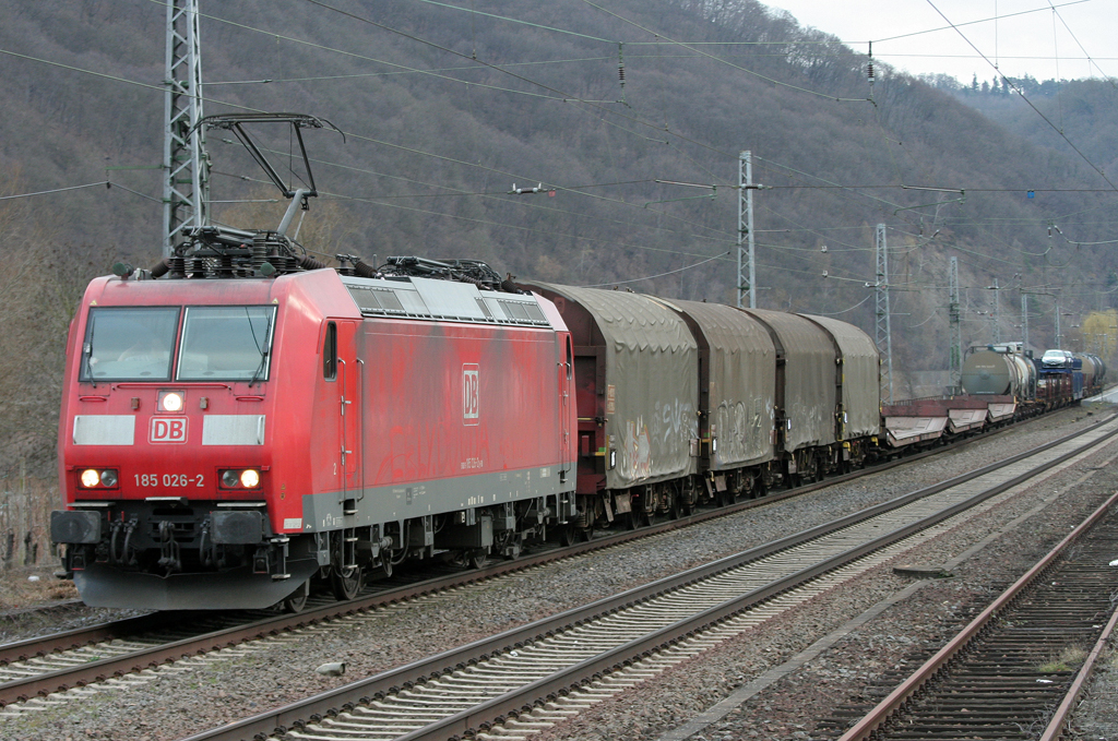 Die 185 026-2 zieht einen Gz durch Winningen am 11.03.2011