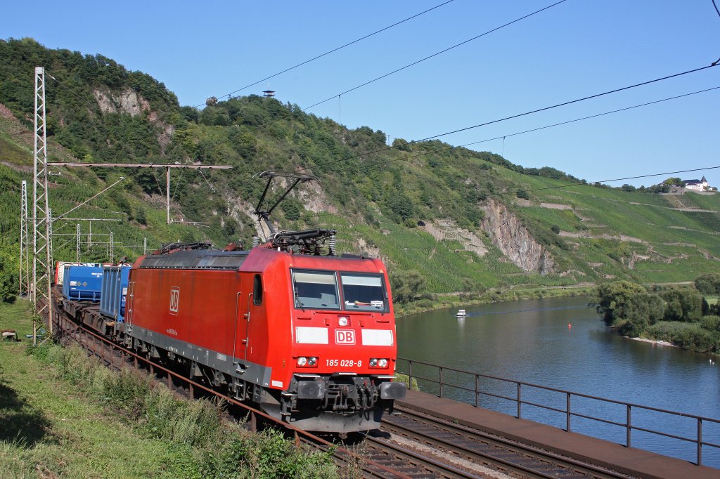 Die 185 028 zieht am 20.8.11 einen Gterzug ber das Pndericher Hangviadukt.