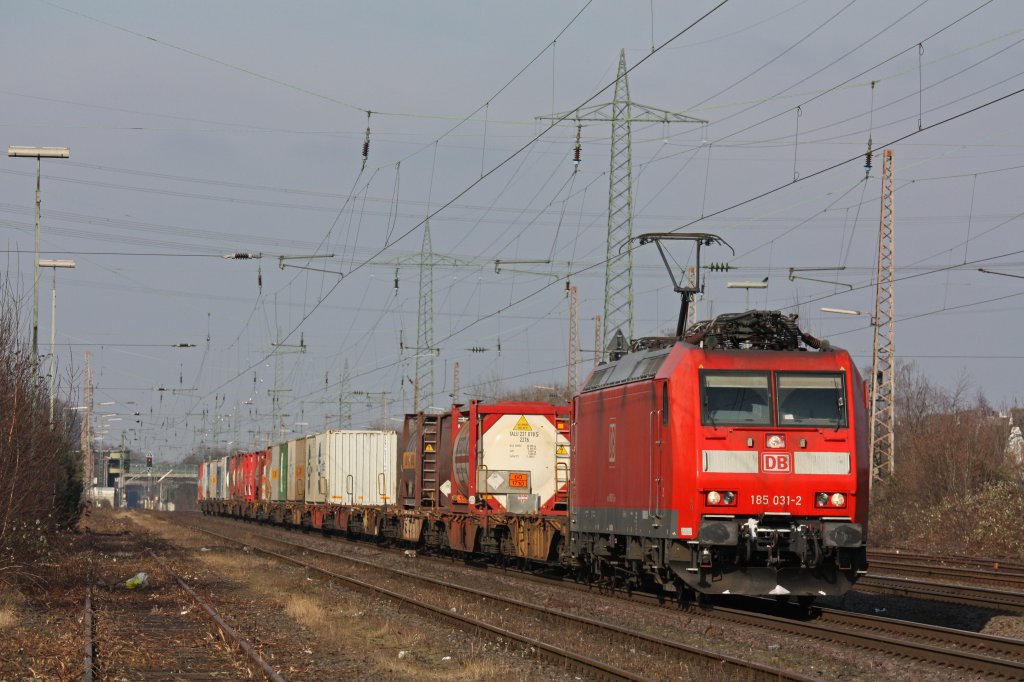 Die 185 031 fuhr am 11.2.12 mit dem KT 41286 von Duisburg Ruhrort Hafen nach Venissieux durch Ratingen-Lintorf.