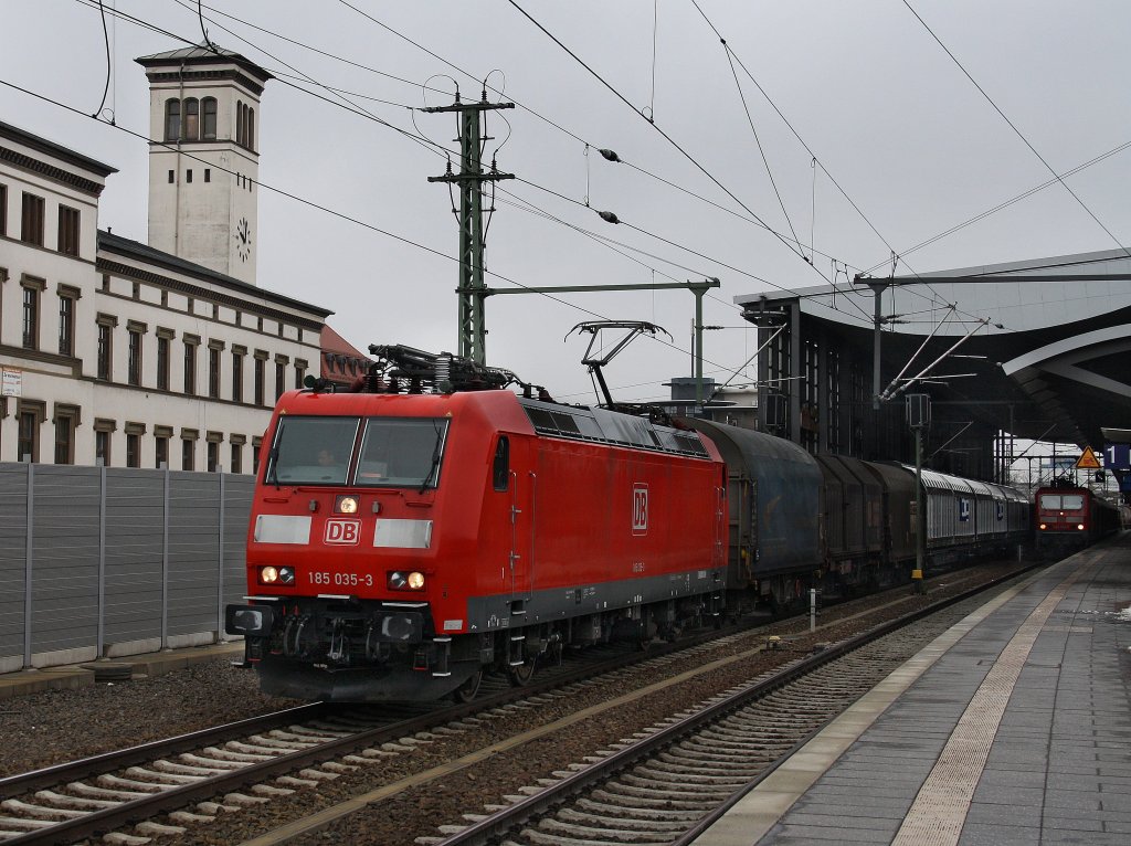 Die 185 035 am 21.02.2009 mit einem G�terzug bei der Durchfahrt in Erfurt Hbf. 