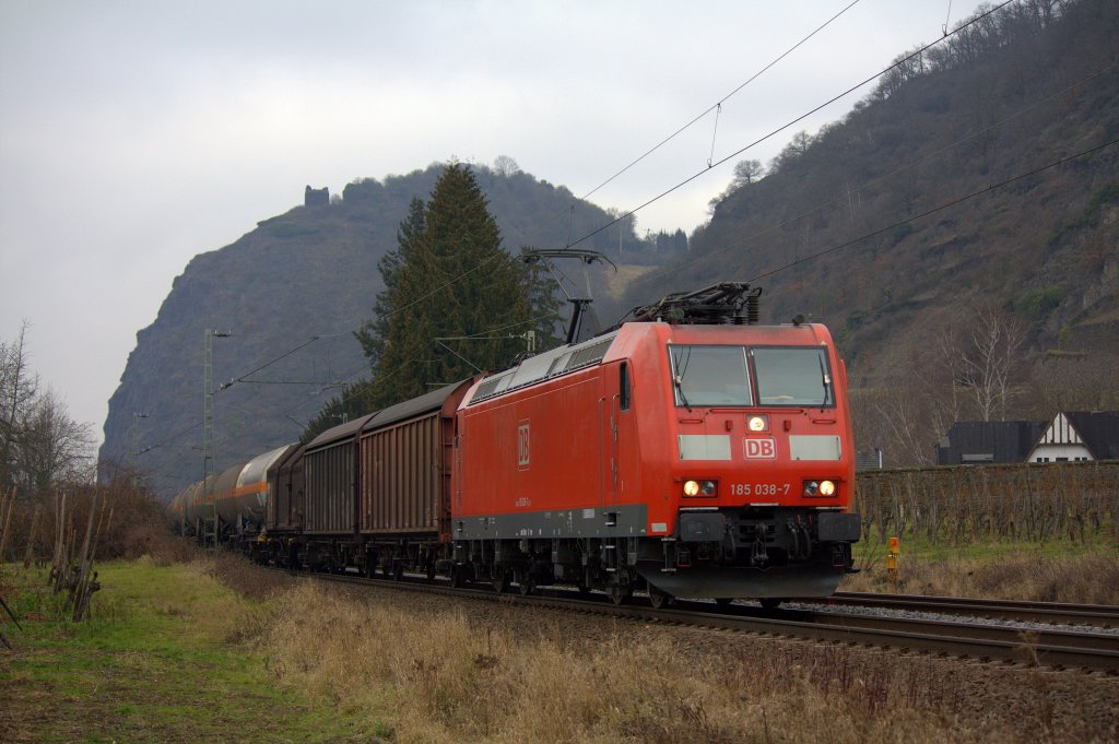Die 185 038-7 am 28.01.2012 in Leutesdorf.