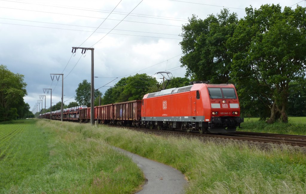 Die 185 040-3 fuhr am 02.06.2012 mit einem Gterzug von Osnabrck nach Emden, hier bei Eisinghausen.