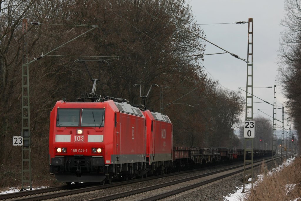 Die 185 041-1 fuhr am 03.01.2011 mit der 185 267-2 durch Bornheim.