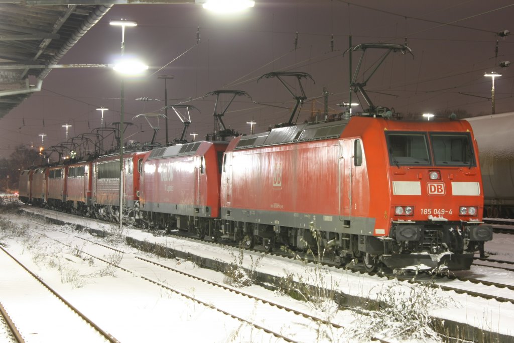 Die 185 049-4 stand am Abend des 18.12.2010 in Aachen West abgestellt.