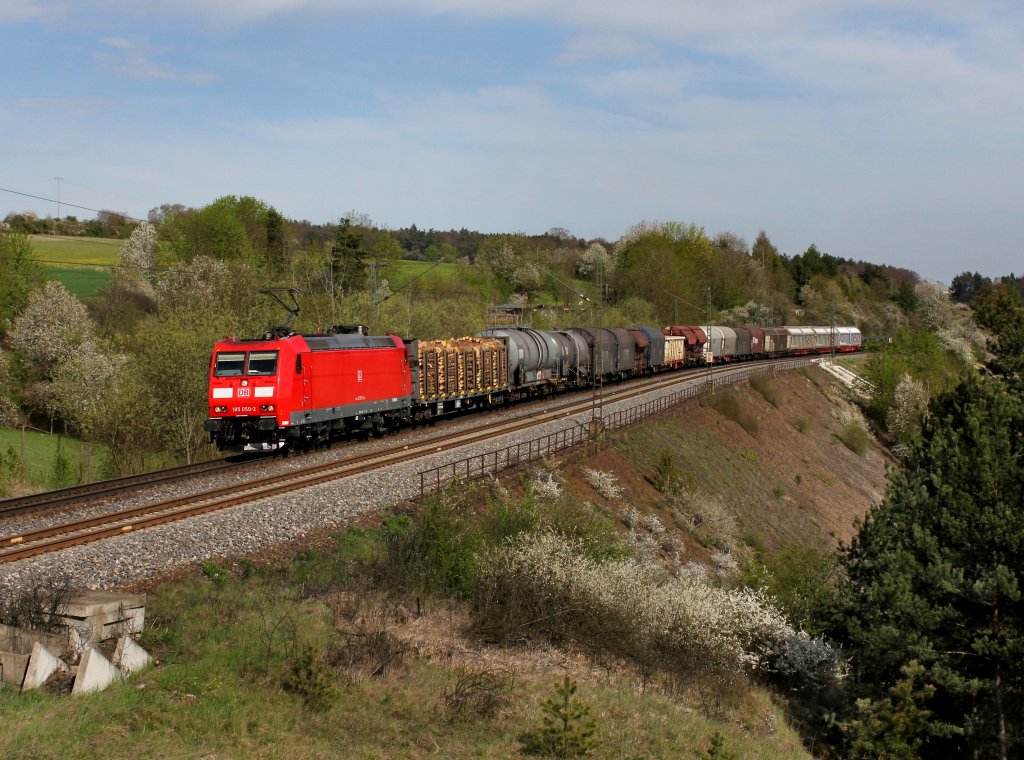 Die 185 050 mit einem Gterzug am 27.04.2012 unterwegs bei Laaber.