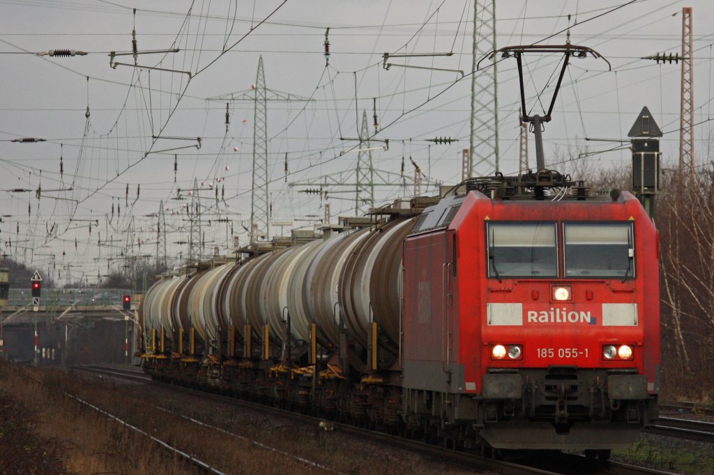 Die 185 055 fuhr am 30.12.11 mit einem Kesselzug durch Ratingen-Lintorf.