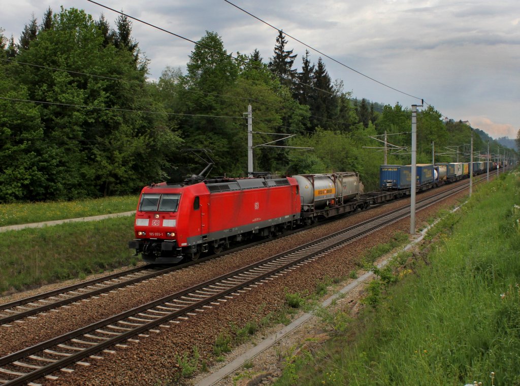 Die 185 055 mit einem KLV-Zug am 05.05.2012 unterwegs bei Wernstein.