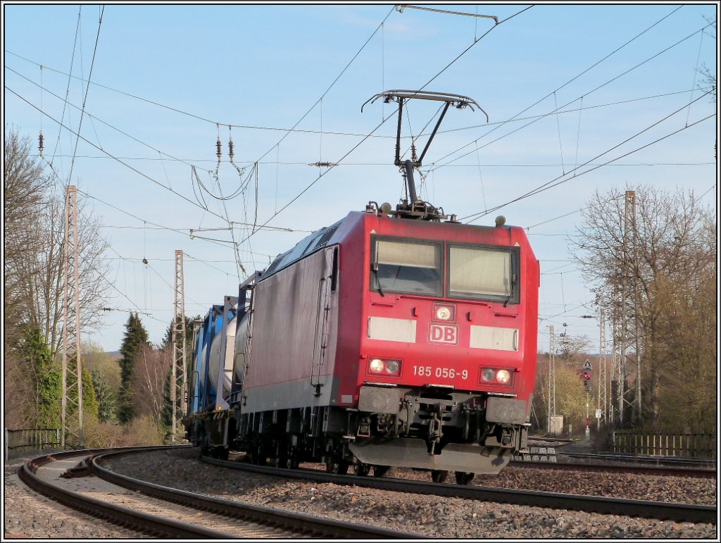 Die 185 056-9 rauscht mit ihrer Gterfracht am frhen Sonntagabend durch den 
Bahnhof von Eschweiler. Bildlich festgehalten am 14.04.2013.