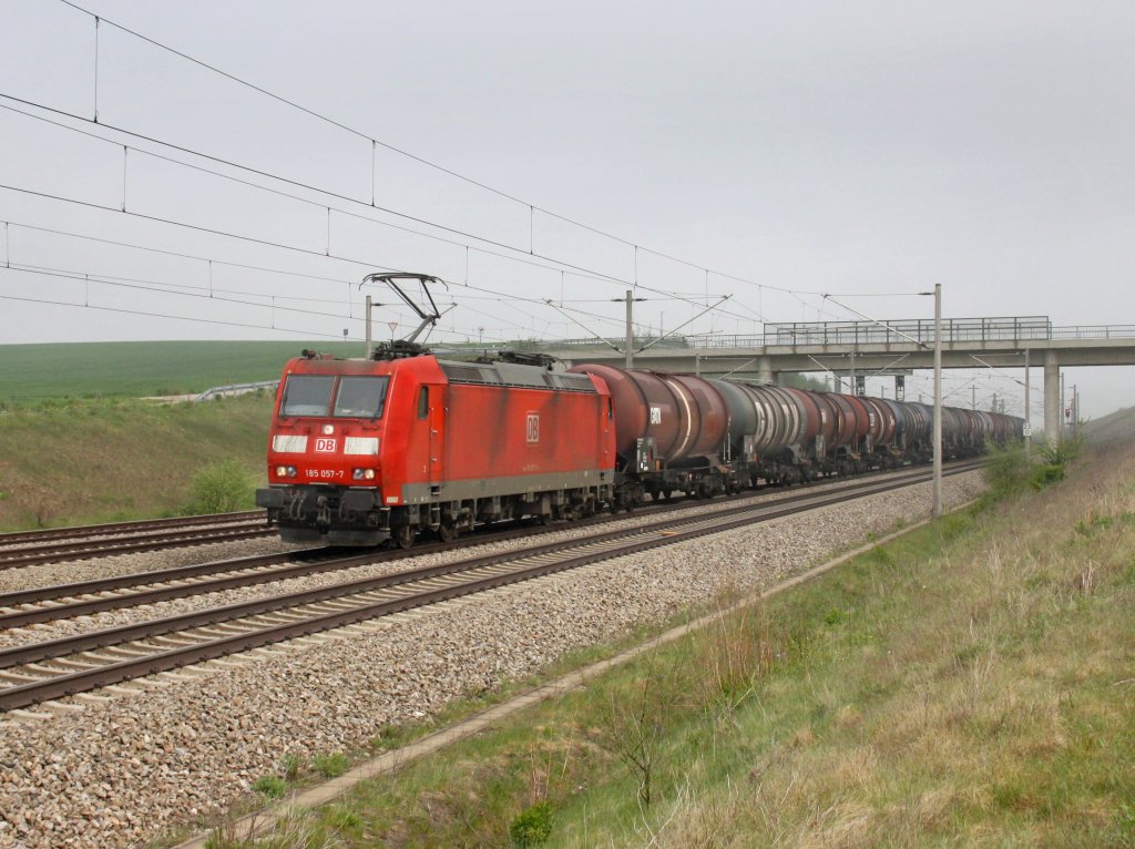 Die 185 057 am 28.04.2011 mit einem Kesselwagenzug unterwegs bei Hebertshausen. 